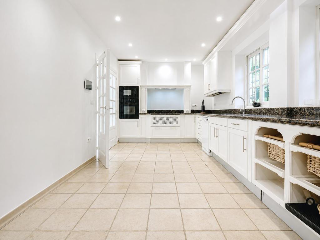 Stunning 5 Bedroom Villa in Puerto Banus with Pool - 5