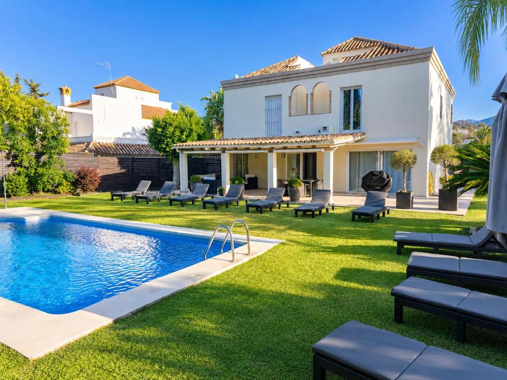 Stunning 5 Bedroom Villa in Puerto Banus with Pool - 1