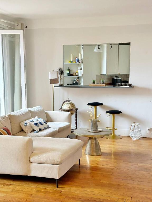 Charming Parisian Retreat with Eiffel Tower Views - 2