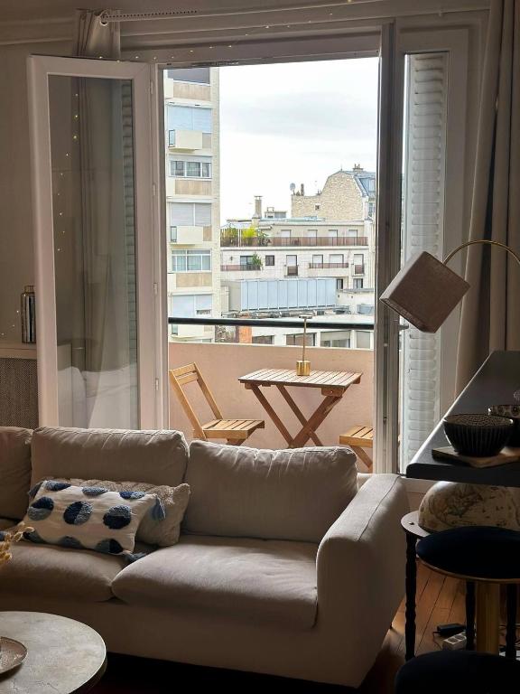 Charming Parisian Retreat with Eiffel Tower Views - 3