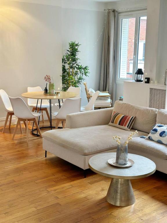 Charming Parisian Retreat with Eiffel Tower Views - 5