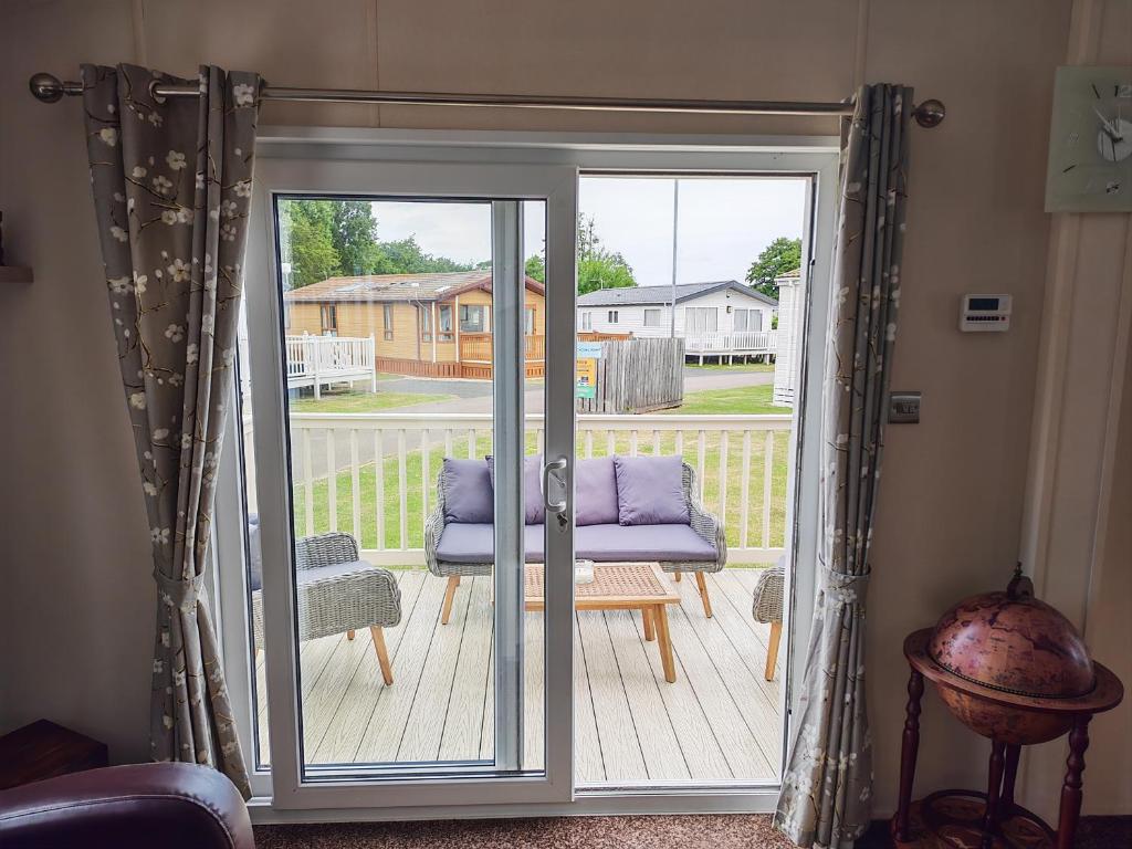 Manor Park 6-Berth Lodge, Hunstanton photo 5