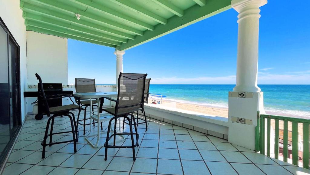 Comfortable Beachfront Condo Las Olas II 1 - 2