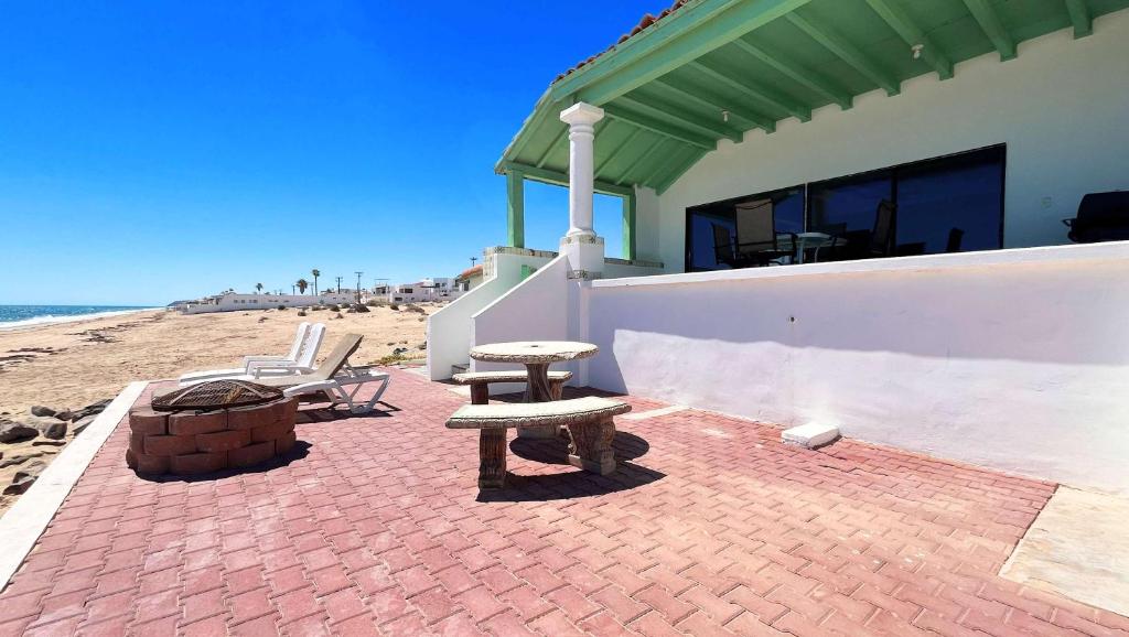 Comfortable Beachfront Condo Las Olas II 1 - 5