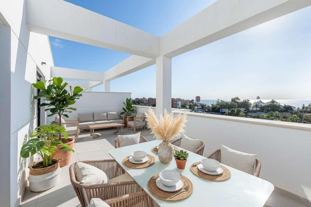 2BR Modern Seaviews w Pool and Gym - 4