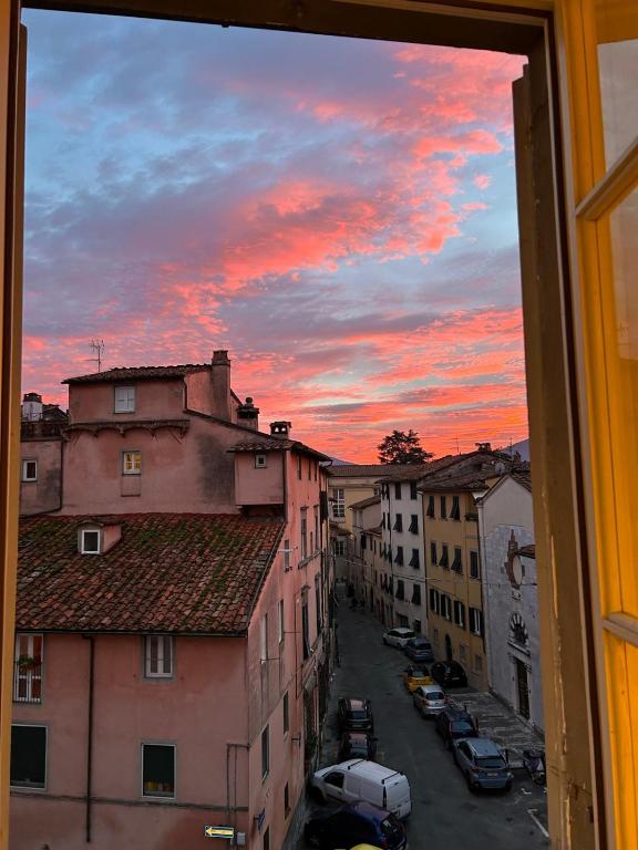 Bright Rooftop Apartment with Views over Historic Lucca - 3