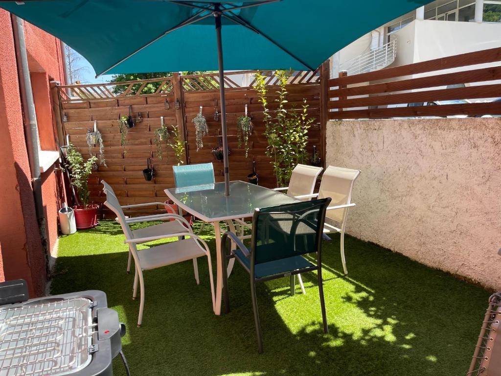 PYRENE HOLIDAYS - Appartement spacieux - chambres climatisées - cour privée - 1