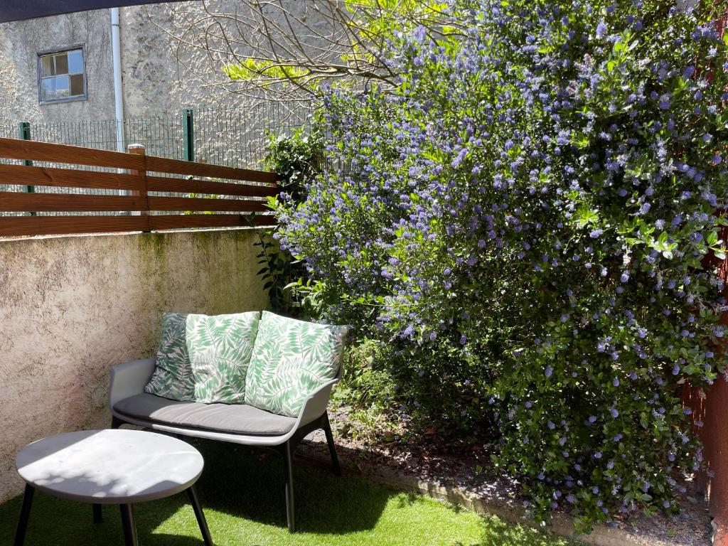 PYRENE HOLIDAYS - Appartement spacieux - chambres climatisées - cour privée - 2