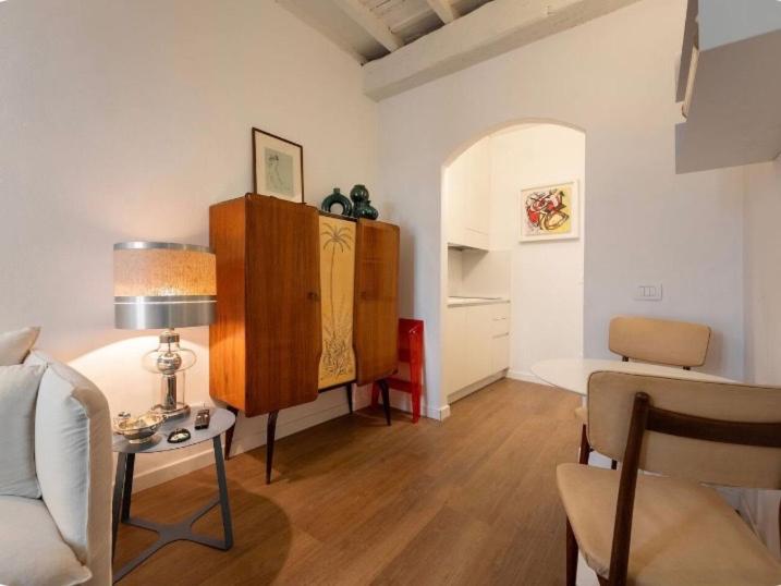 Fully Renovated Cosy Oltrarno Apartment with patio - 4