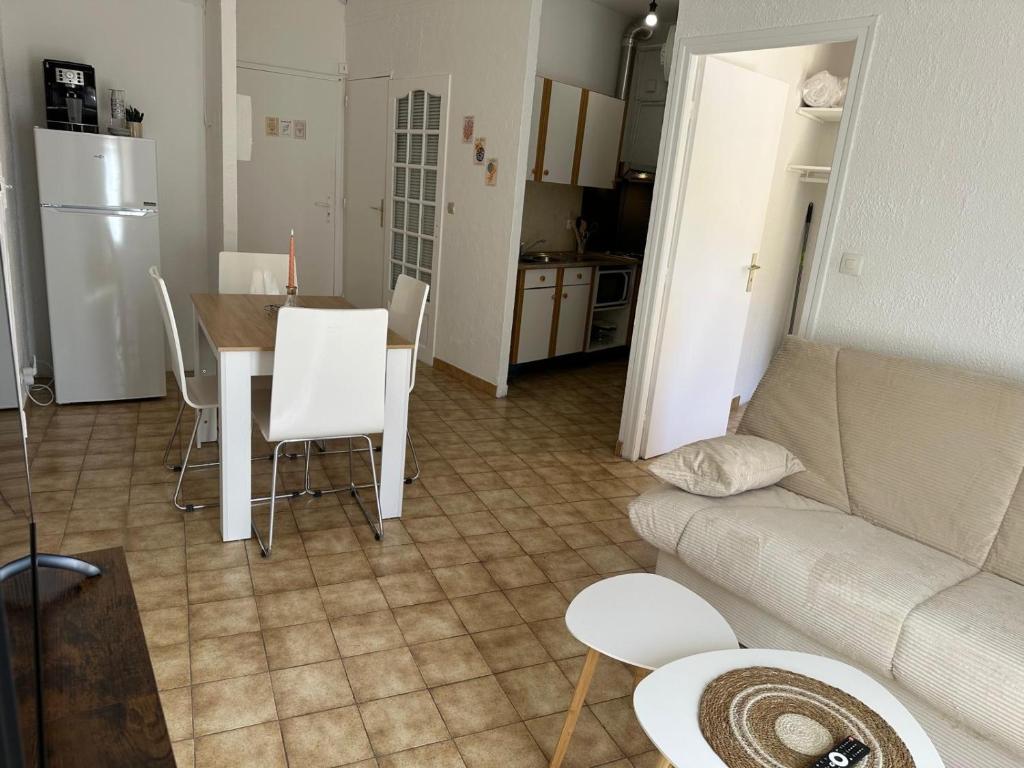 Appartement T2, 4 couchages avec balcon, tout proche de la cure thermale, centre-ville - 2