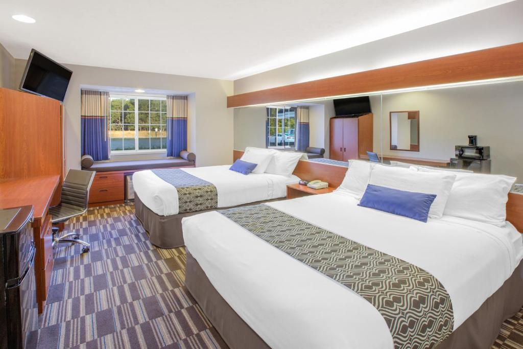 Microtel Inn & Suites by Wyndham Manistee photo