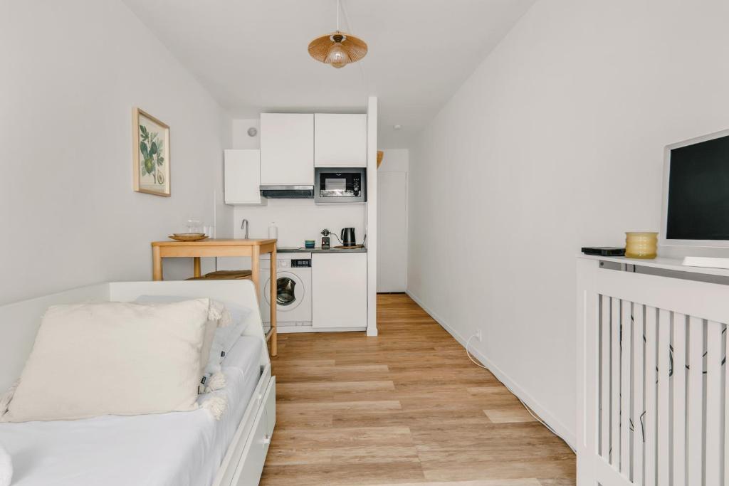 Cosy & Quiet studio with AC and Balcony with a view of nature - 5