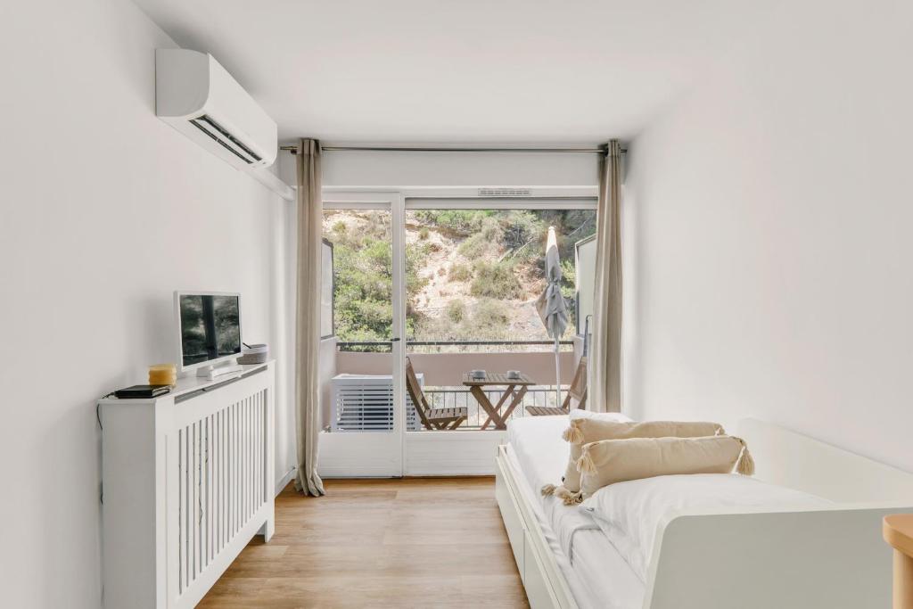 Cosy & Quiet studio with AC and Balcony with a view of nature - 4