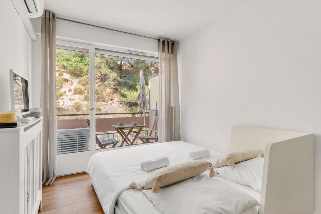 Cosy & Quiet studio with AC and Balcony with a view of nature - 1