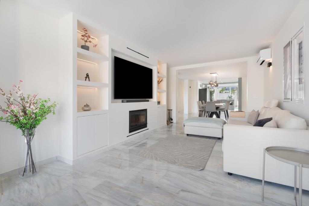 Luxurious And Modern Family Home - 3