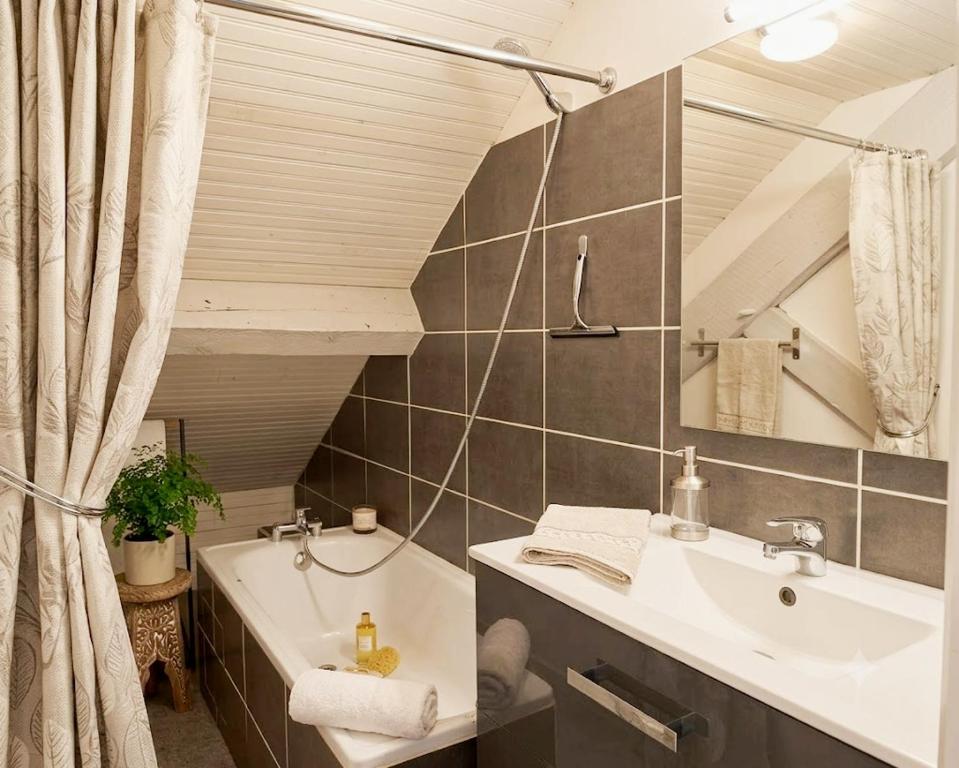 Cosy Lotus Quartz T2 - Centre - Place du Forail - Balcon et Parking gratuit dans la rue - 3