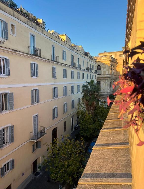 Three Separate Homes In Historic Areas of Rome, Two Next to The Colosseum, One Next to The Vatican, Both Near Metro Stations - 5