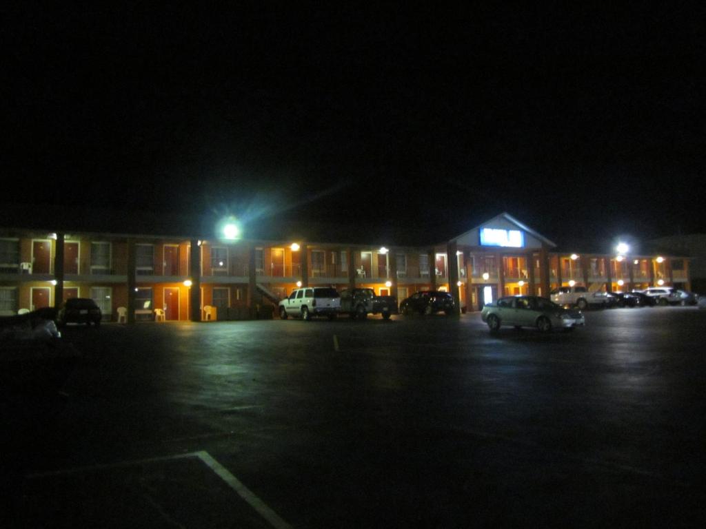 Travel Inn & Suites photo