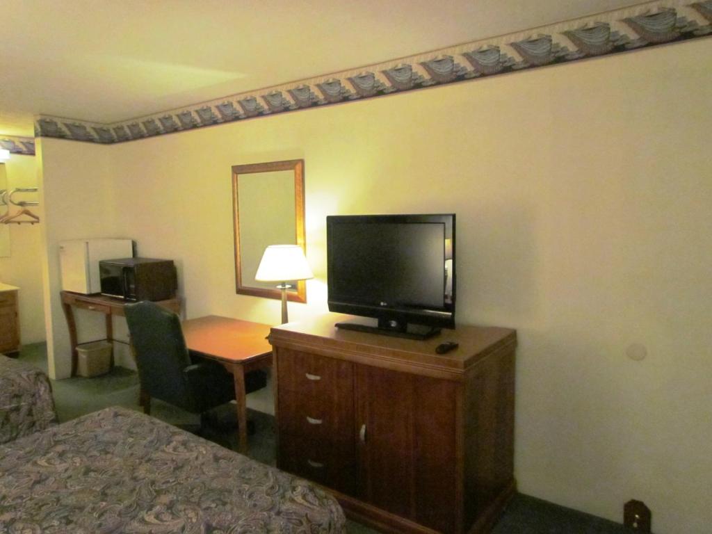 Travel Inn & Suites photo