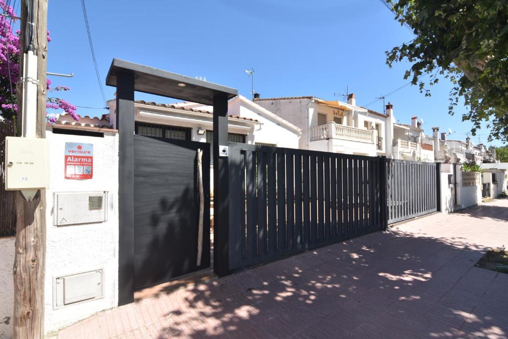 Empuriabrava Byblos Acogedora casa con jardín privado y piscina comunitaria en Empuriabrava Costa Brava - 2
