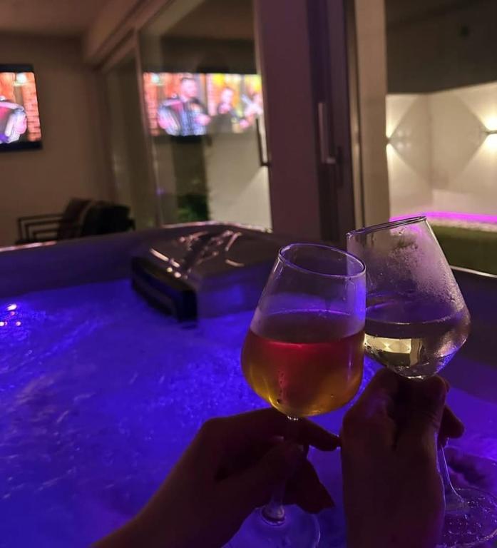 Hidden Gardens Luxury Apartments with Jacuzzi - 2