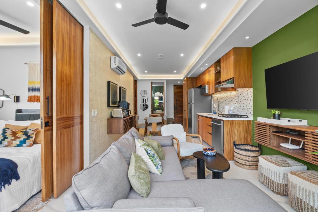 Romantic Zone Condo with Rooftop Pool 2 Min Beach - 4