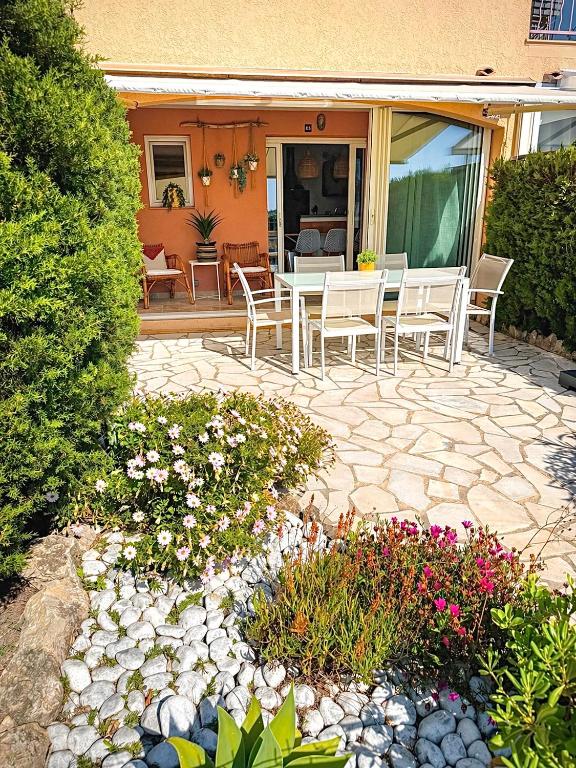 Le Sunset 4 person apartment sea view and pool - 3