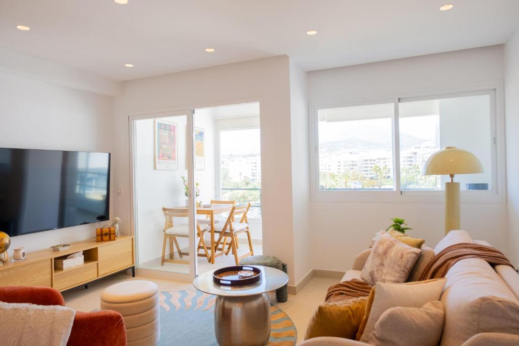 AC152 - Top Renovated Modern 1 Bed with Pool - 1