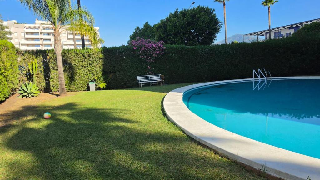 AC152 - Top Renovated Modern 1 Bed with Pool - 2