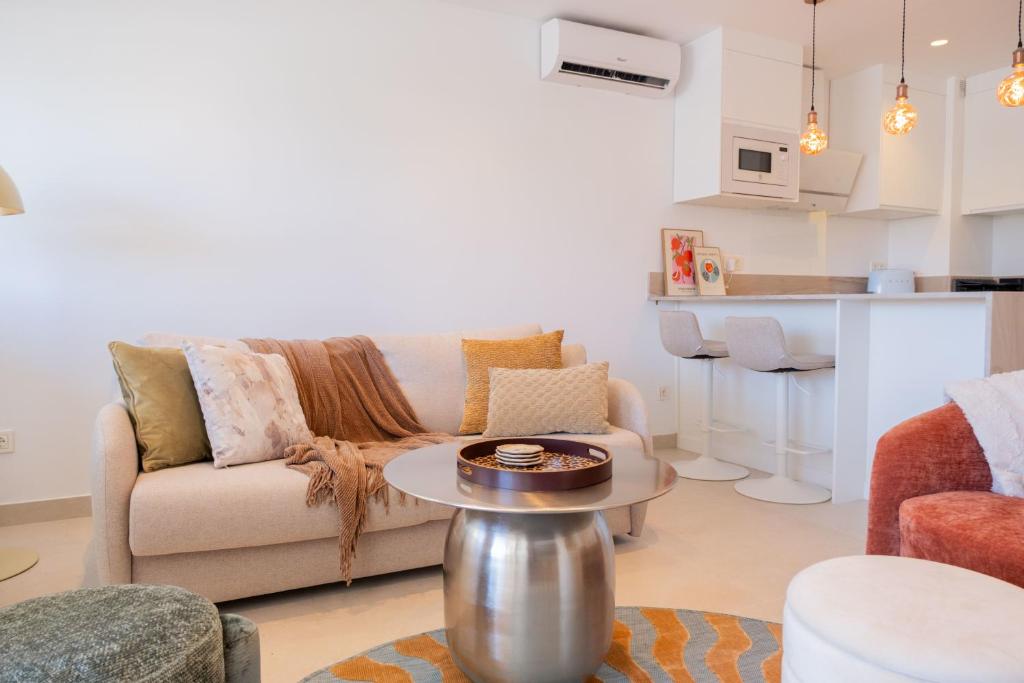 AC152 - Top Renovated Modern 1 Bed with Pool - 4