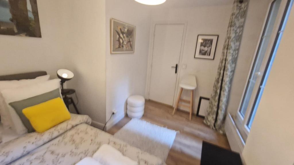 2mins gare Montparnasse ,center, exeptionnel place bd Saint Germain,5 minute Eiffé tour and Louvre meusm ,aesome place - 2