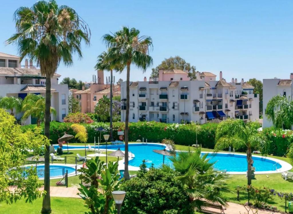 Puerto Banus! Two bedroom apt w/ pool & terrace - 3