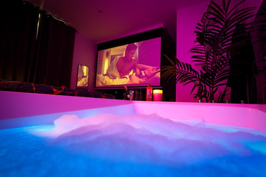 Suites Sensorielles - Love Room Spa - Jacuzzi - Sauna - Cinéma - 2