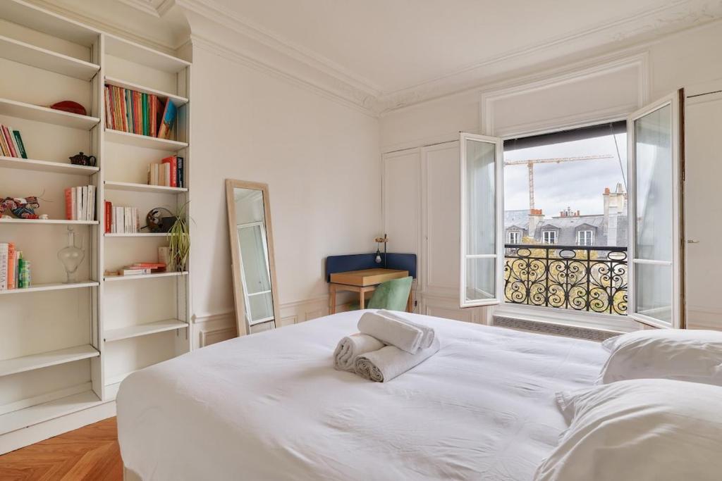 Parisian 2BR flat 100m to Notre Dame & Pantheon - 5