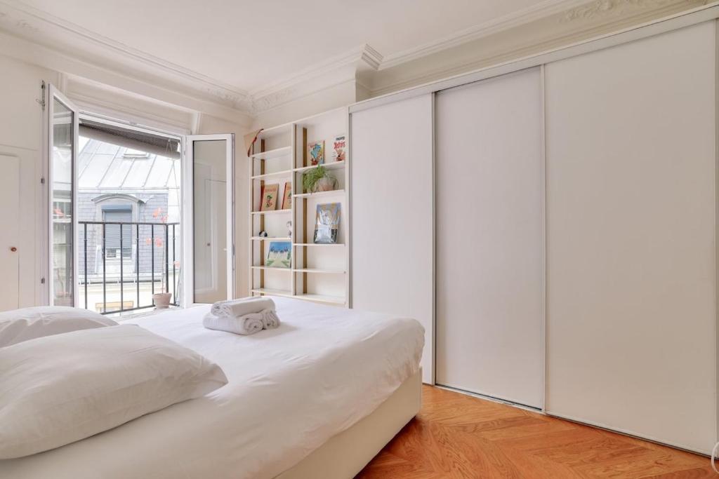 Parisian 2BR flat 100m to Notre Dame & Pantheon - 4