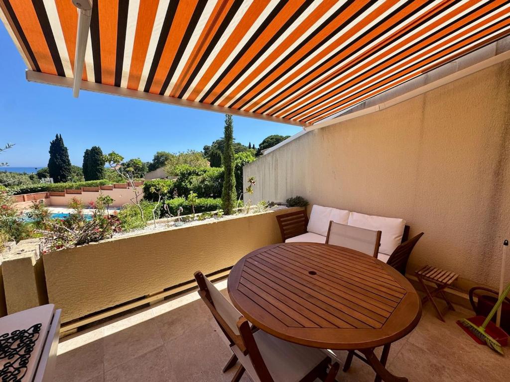 Apartment with sea view and pool at Pramousquier - 1