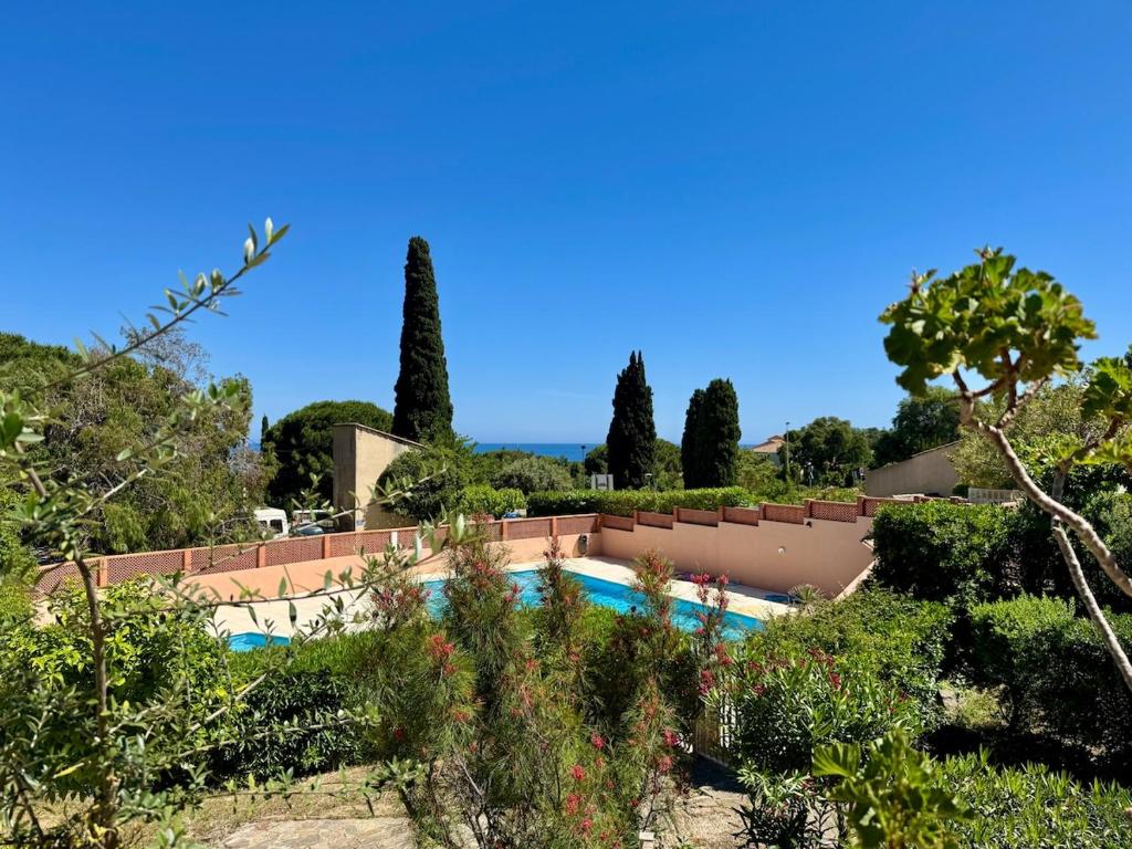 Apartment with sea view and pool at Pramousquier - 2