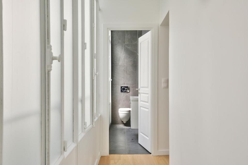 UrbanFlat 69 - Authentic & Elegant Central Paris Home - 4