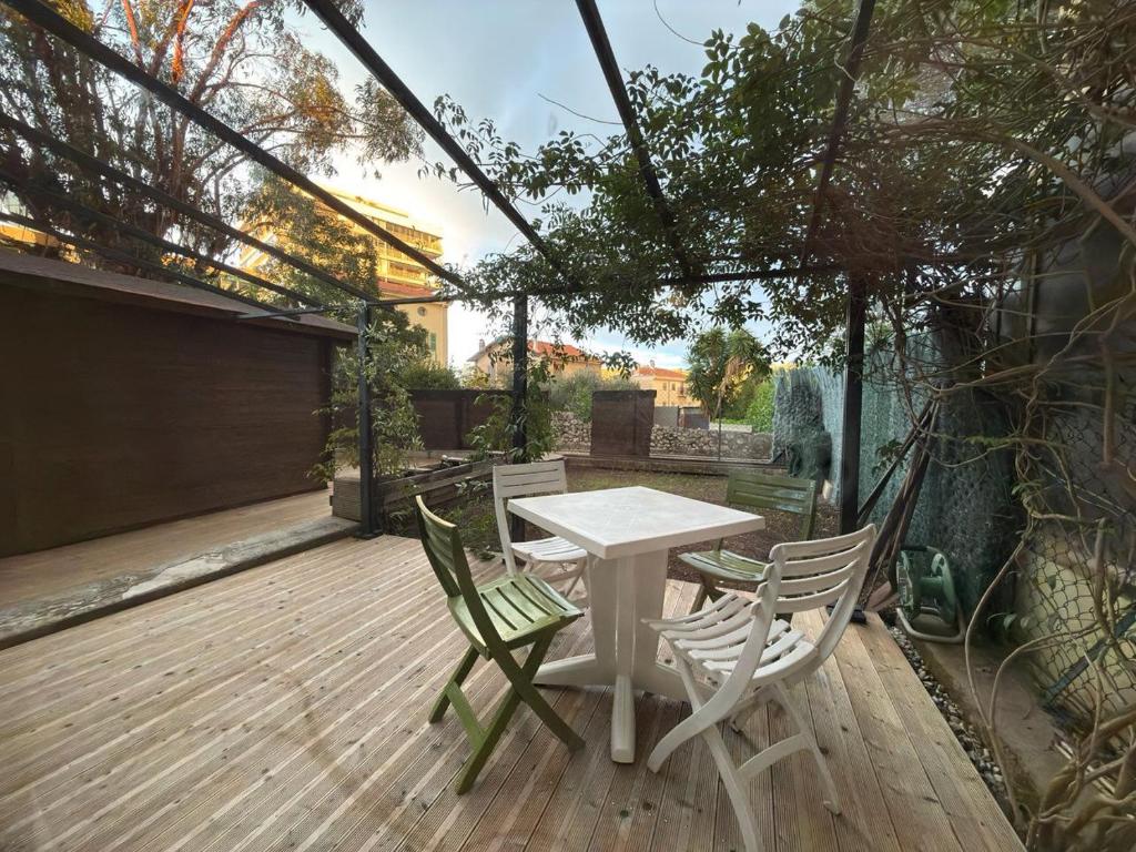 Cannes Apartment with Private Garden Courtyard, Quiet, Central & Near Beaches - 4