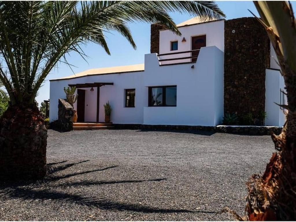 Modern 3-Bedroom Villa in Lajares with Private Pool - 2