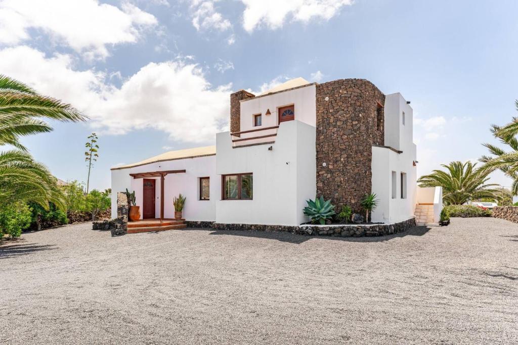 Modern 3-Bedroom Villa in Lajares with Private Pool - 3
