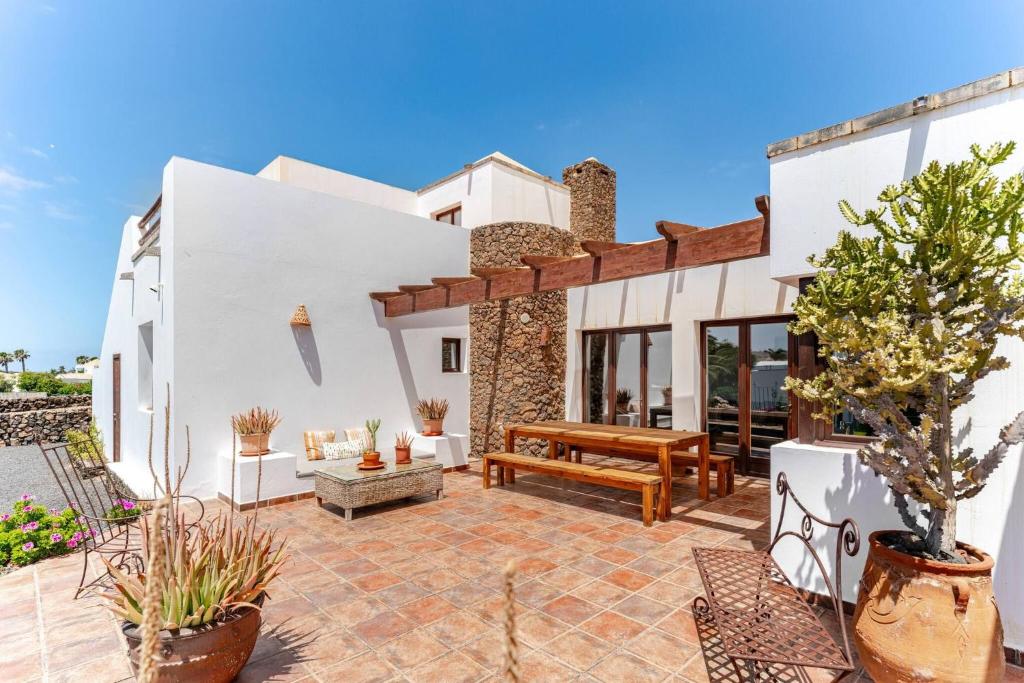 Modern 3-Bedroom Villa in Lajares with Private Pool - 4