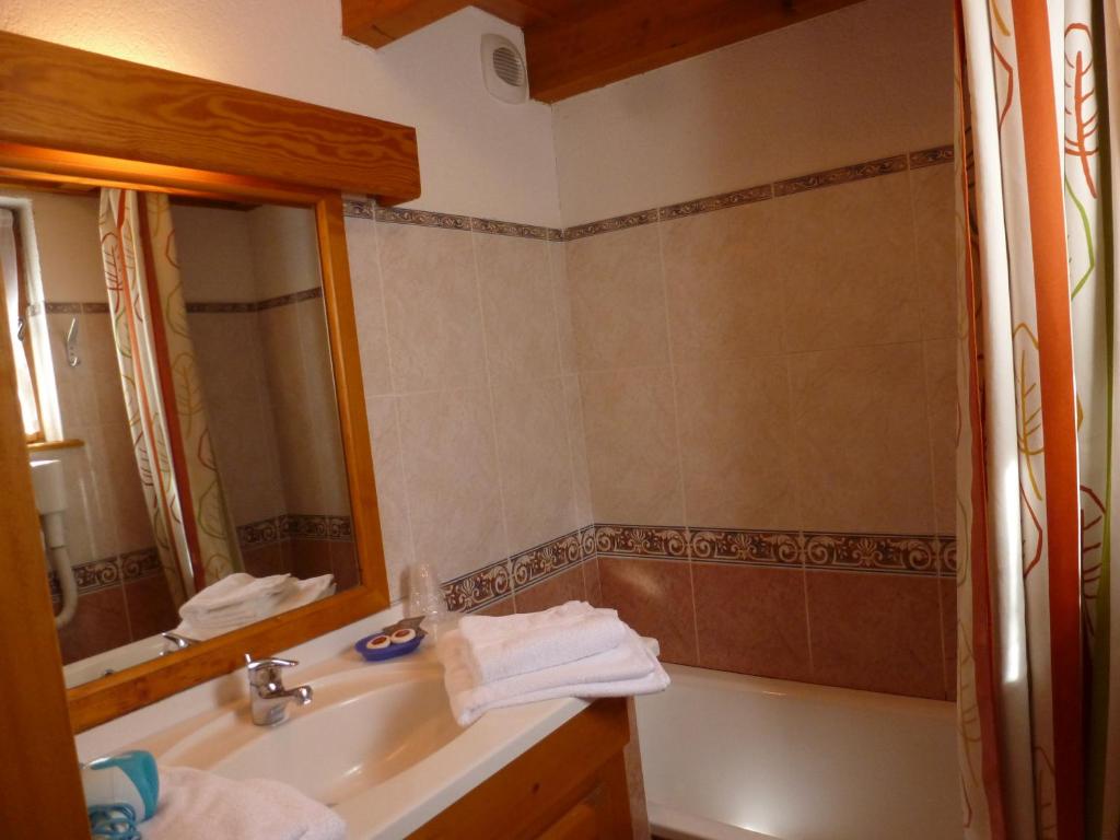 Mountain Lodge in Alps-chez Philippe, Panoramic-Village, Renting, view over Glaciers - 2