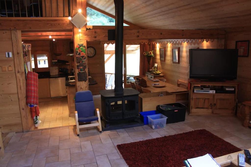 Maison Verte Large Chalet with Hot Tub - 4