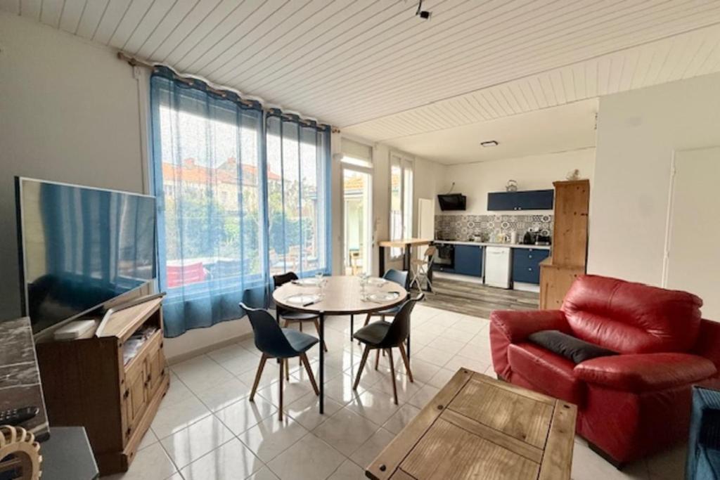 Charming home near beaches & center - 2