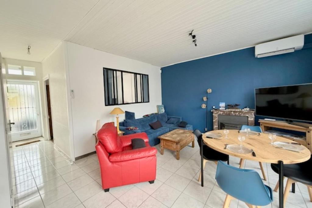 Charming home near beaches & center - 3