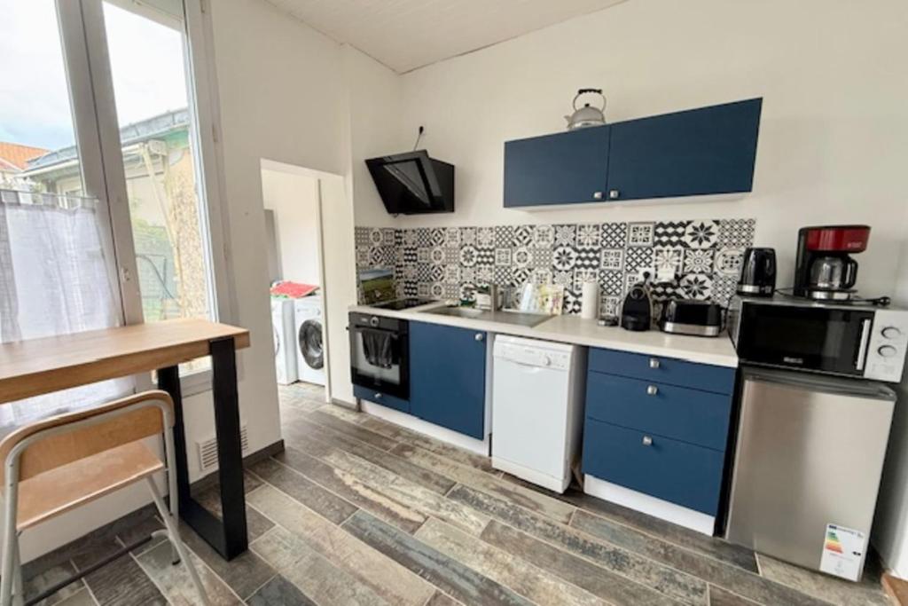 Charming home near beaches & center - 5