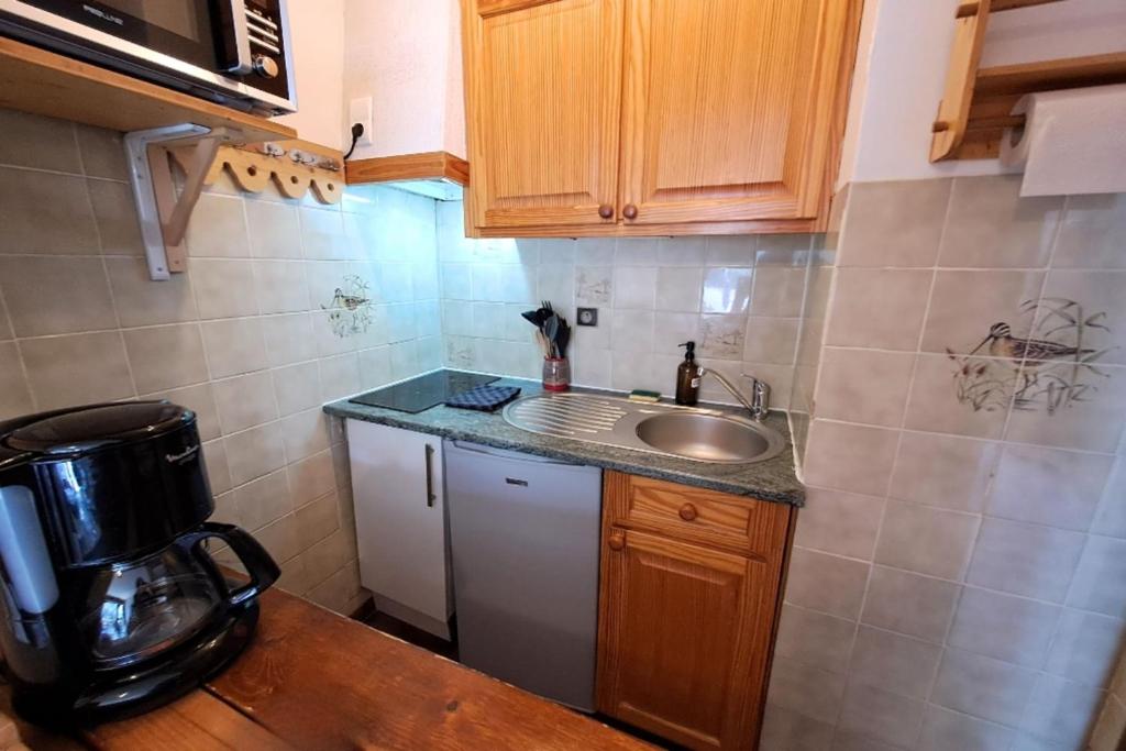 Studio with balcony in the heart of the village - 3