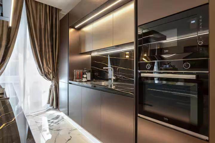 Elegant apartment in Parioli with 4 bedrooms and 3 bathrooms - 2