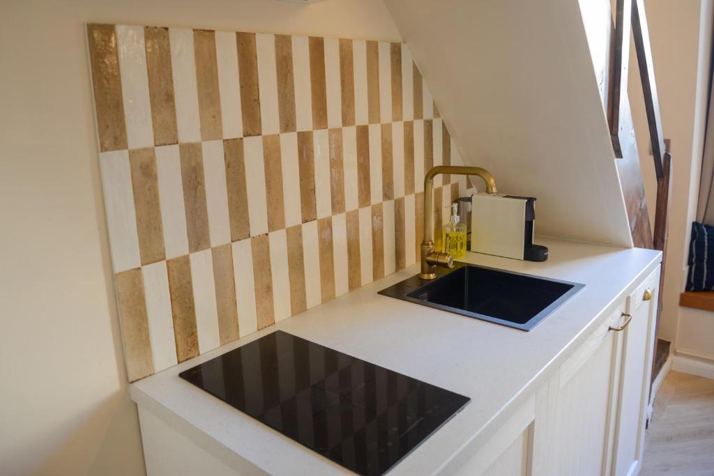 Compact Modern Studio - 4